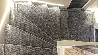Лестница после установки ковриков на ступени фото 12
